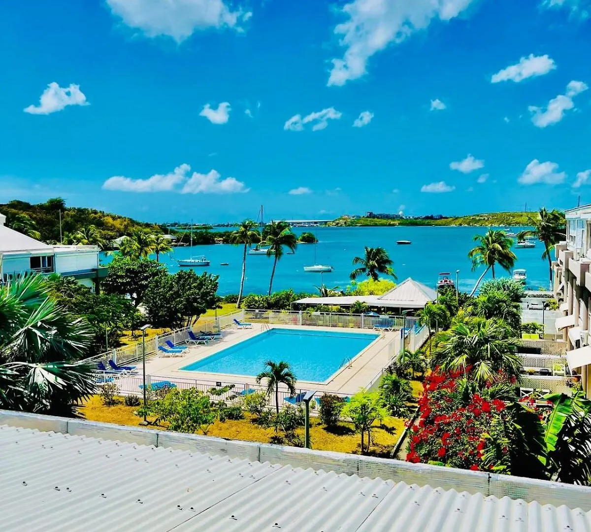 Cozy Waterfront Two-Level Condo With 2 Bathrooms ,Pool, Ac Baie Nettle