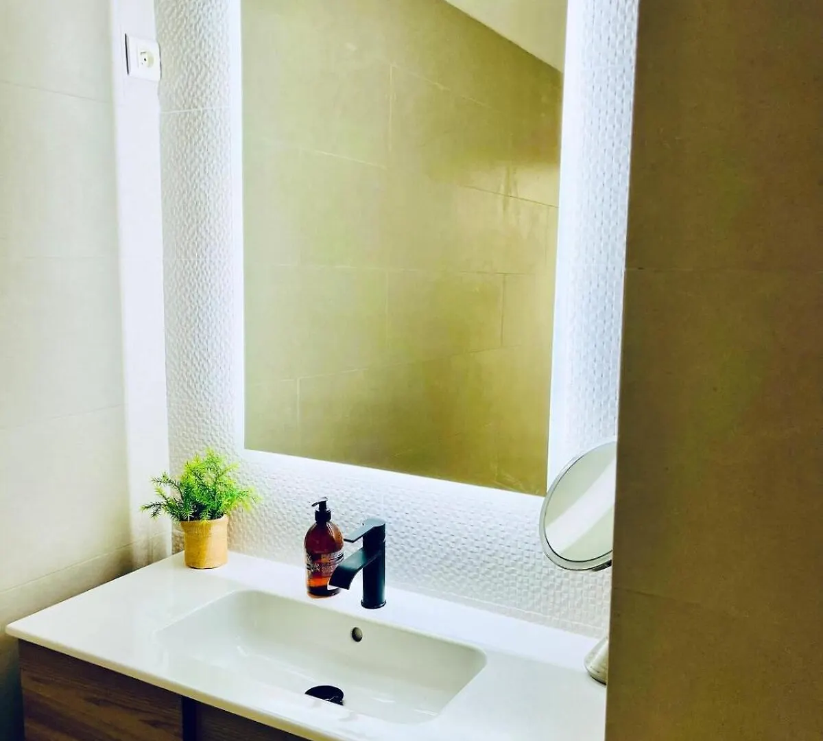Cozy Waterfront Two-Level Condo With 2 Bathrooms ,Pool, Ac Baie Nettle Sint Maarten/Saint Martin