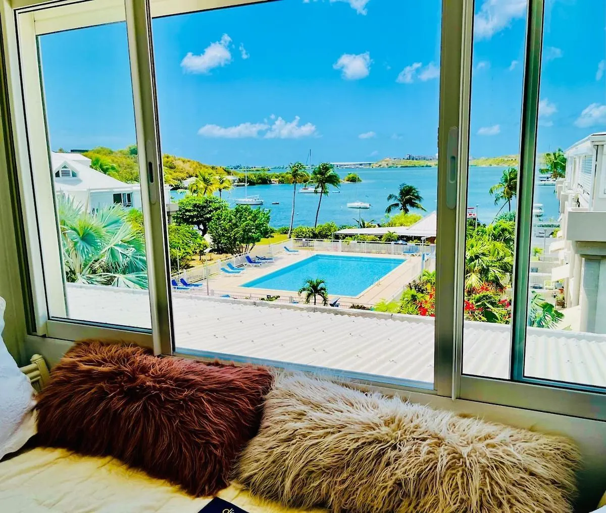 Cozy Waterfront Two-Level Condo With 2 Bathrooms ,Pool, Ac Baie Nettle